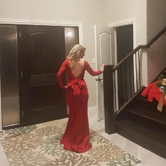 Red lace Goddess Dress with open back - Picture 4 of 6